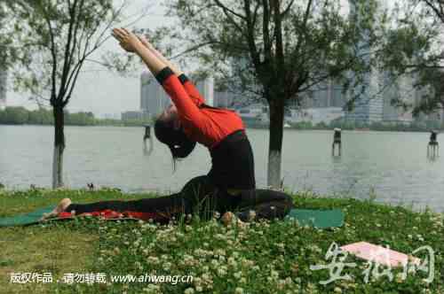 <p>女孩在湖边练瑜伽</p>